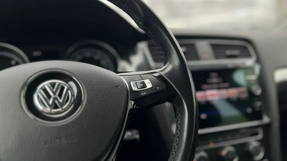 VOLKSWAGEN Golf -