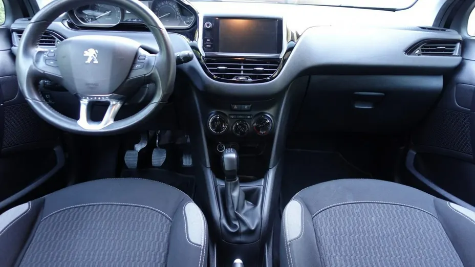PEUGEOT 208 -