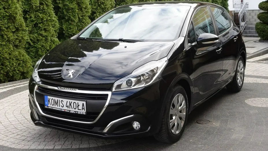 PEUGEOT 208 -