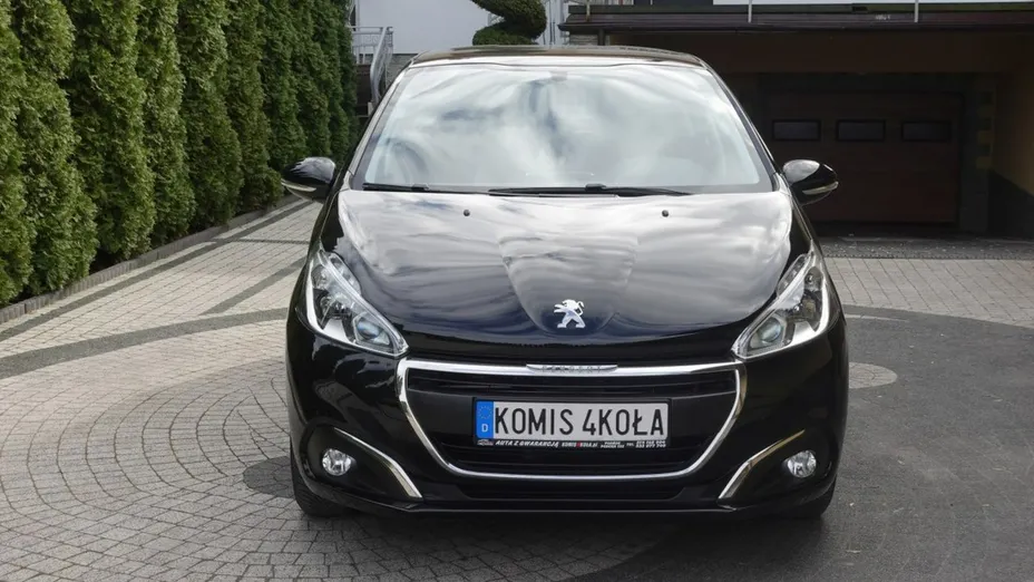 PEUGEOT 208 -