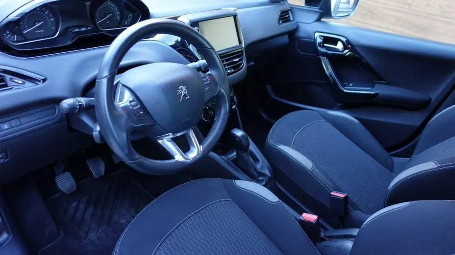 PEUGEOT 208 -