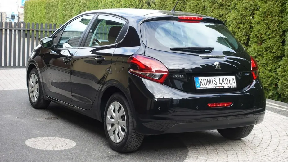 PEUGEOT 208 -