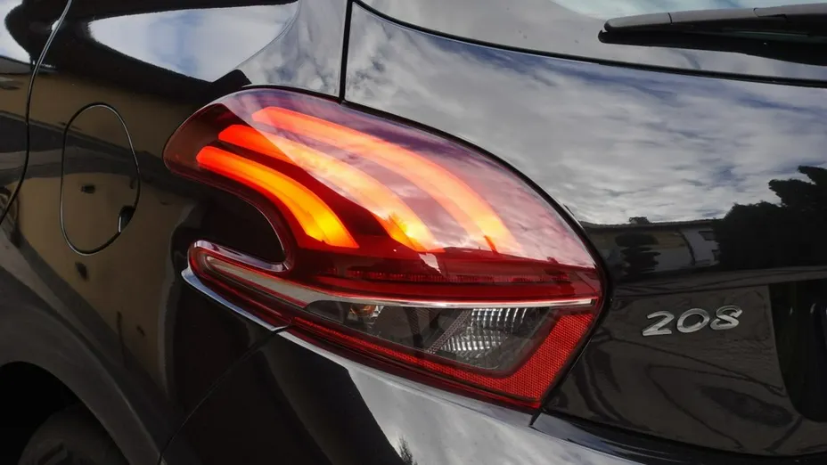 PEUGEOT 208 -