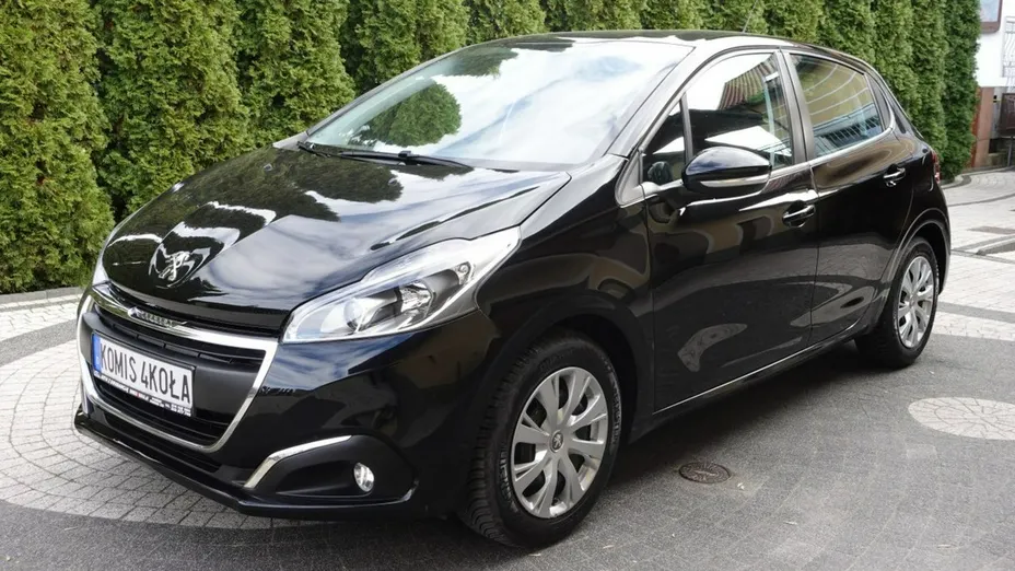 PEUGEOT 208 -