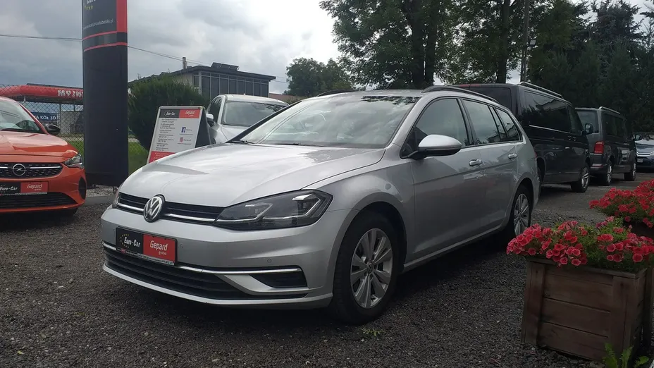 VOLKSWAGEN Golf -