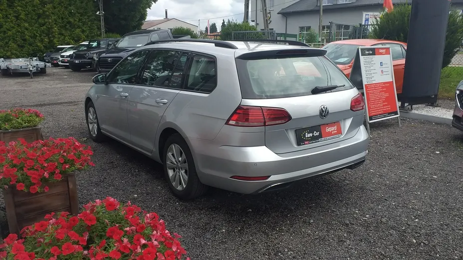 VOLKSWAGEN Golf -