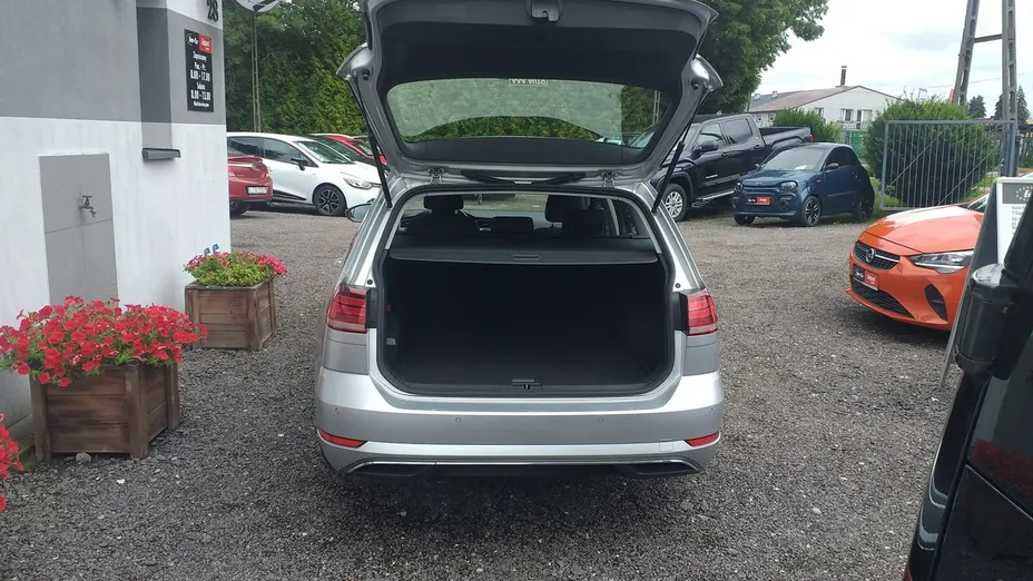VOLKSWAGEN Golf -