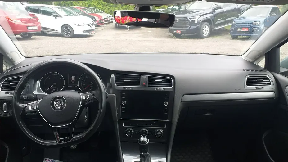 VOLKSWAGEN Golf -