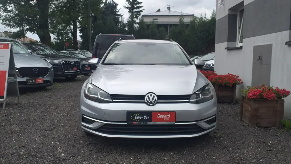 VOLKSWAGEN Golf -
