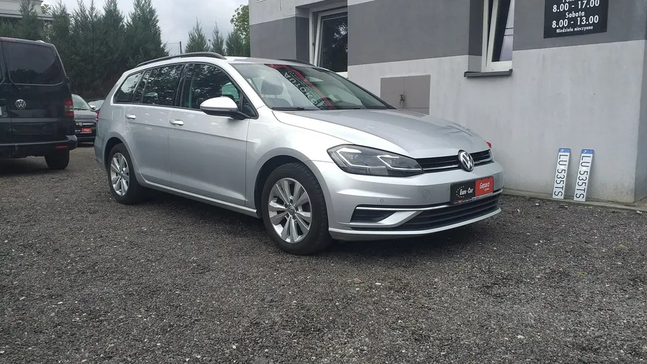 VOLKSWAGEN Golf -