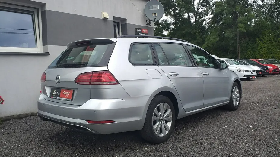 VOLKSWAGEN Golf -