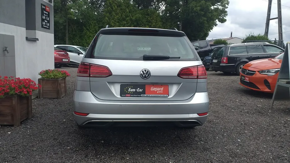 VOLKSWAGEN Golf -