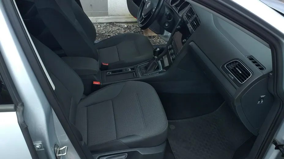 VOLKSWAGEN Golf -