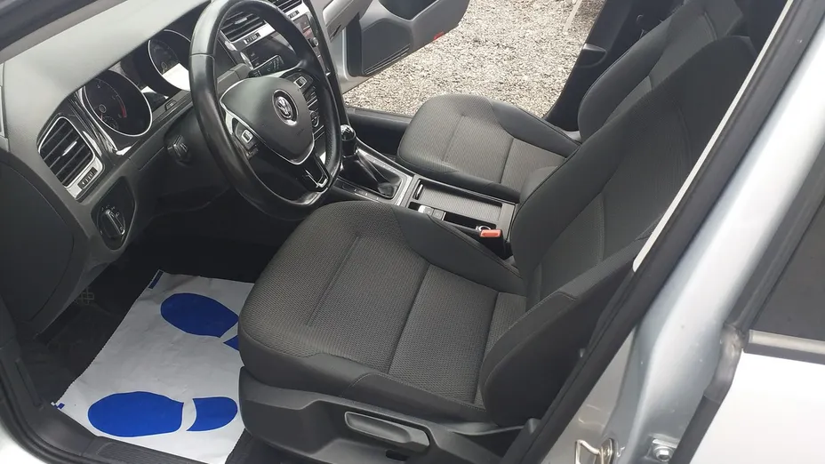 VOLKSWAGEN Golf -