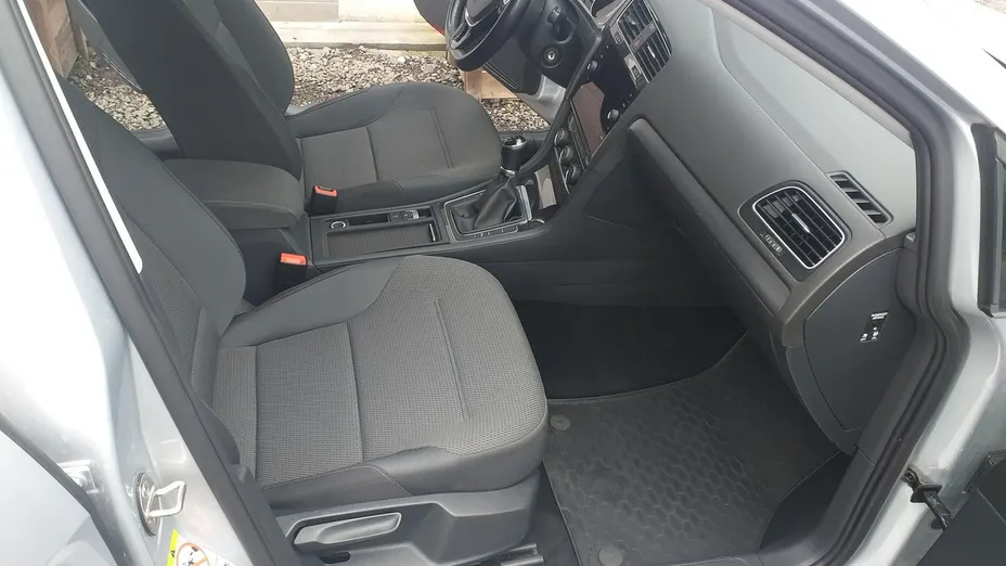 VOLKSWAGEN Golf -