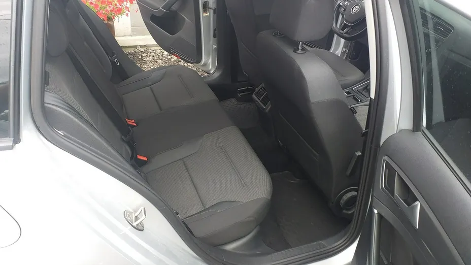 VOLKSWAGEN Golf -