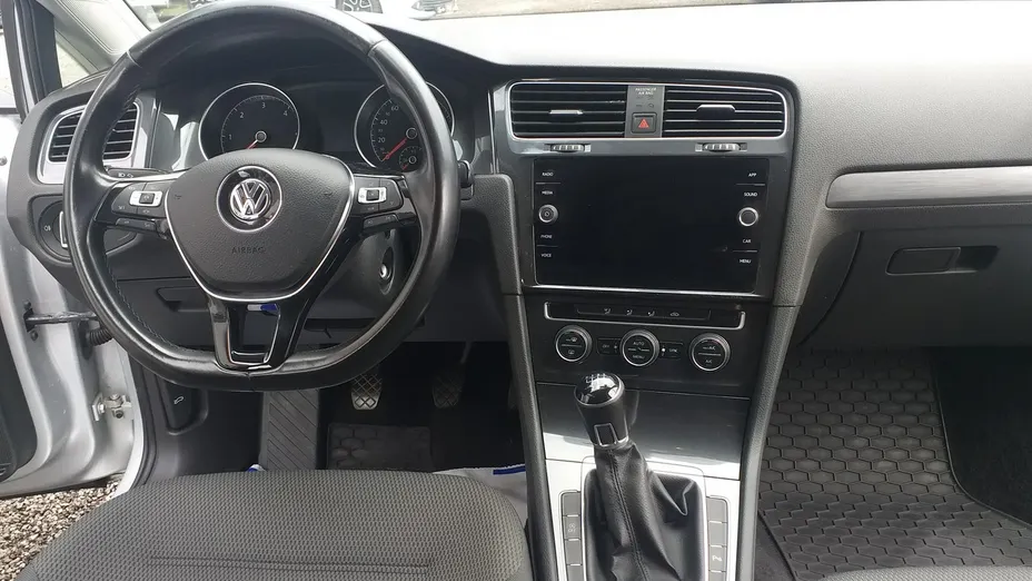 VOLKSWAGEN Golf -