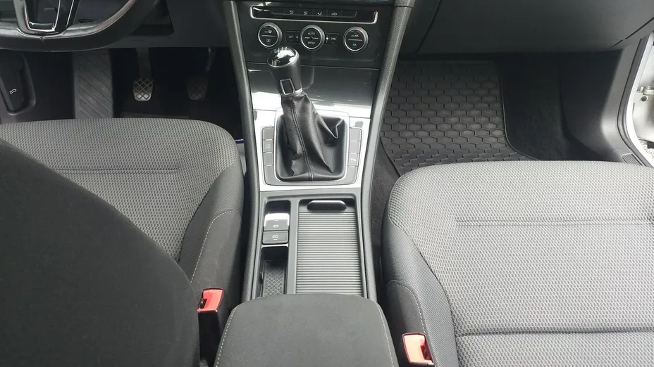 VOLKSWAGEN Golf -