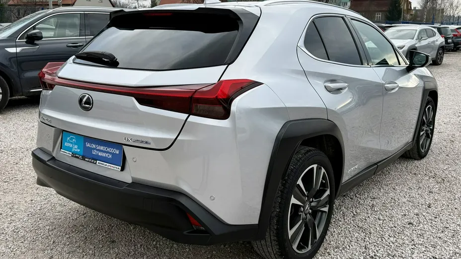 LEXUS UX -
