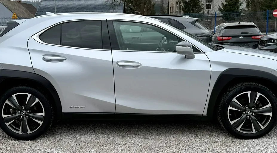 LEXUS UX -