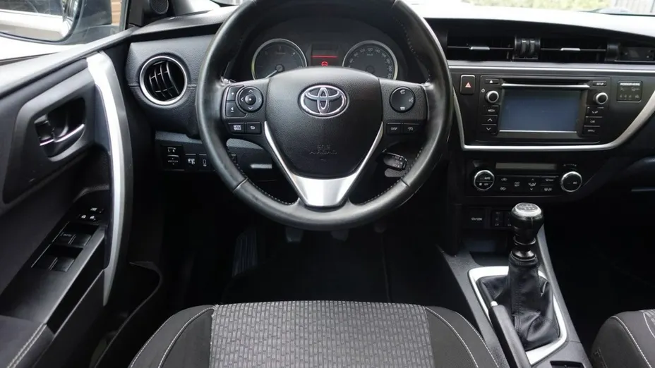 TOYOTA Auris -