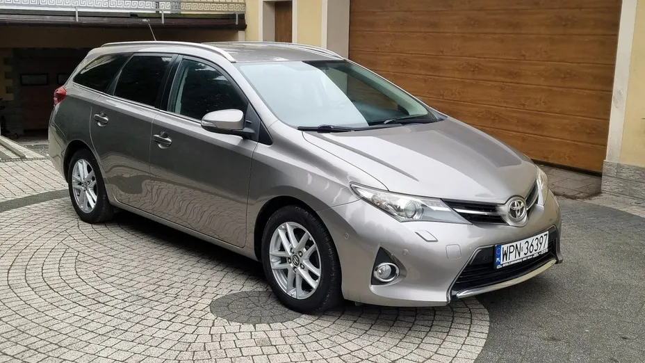 TOYOTA Auris -