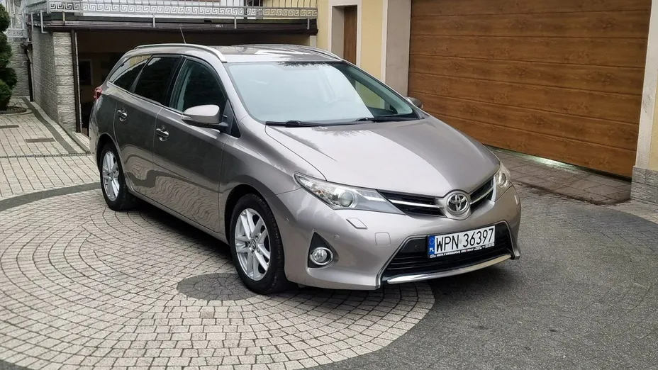 TOYOTA Auris -