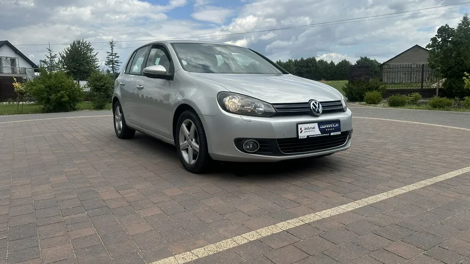 VOLKSWAGEN Golf -
