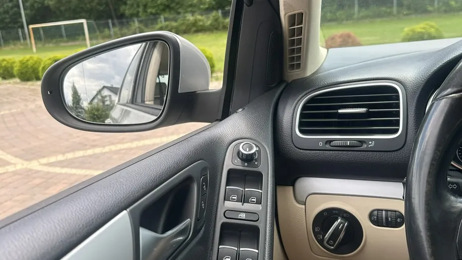 VOLKSWAGEN Golf -