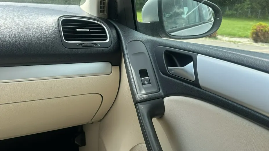 VOLKSWAGEN Golf -