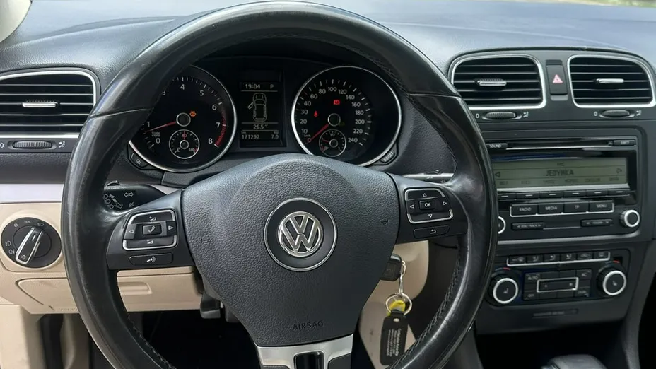 VOLKSWAGEN Golf -