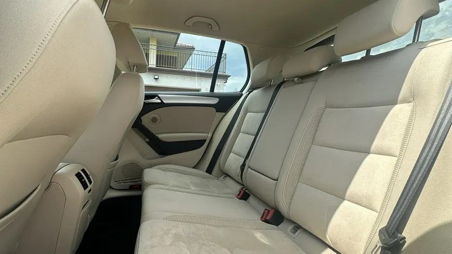 VOLKSWAGEN Golf -