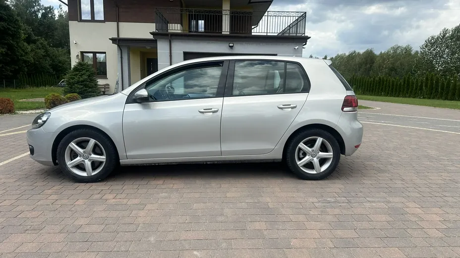 VOLKSWAGEN Golf -