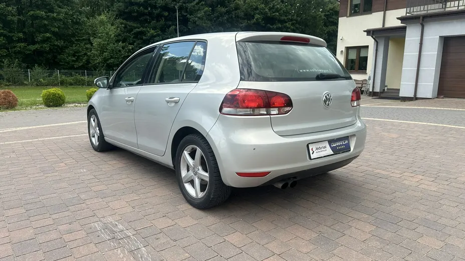 VOLKSWAGEN Golf -