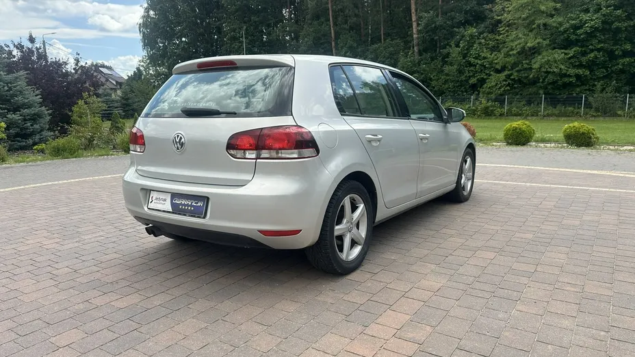 VOLKSWAGEN Golf -