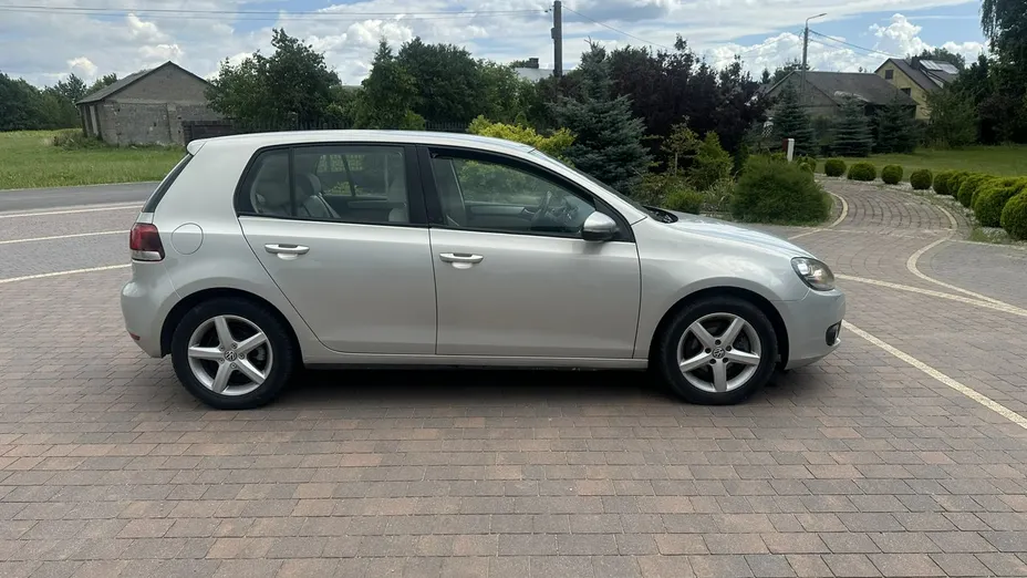 VOLKSWAGEN Golf -