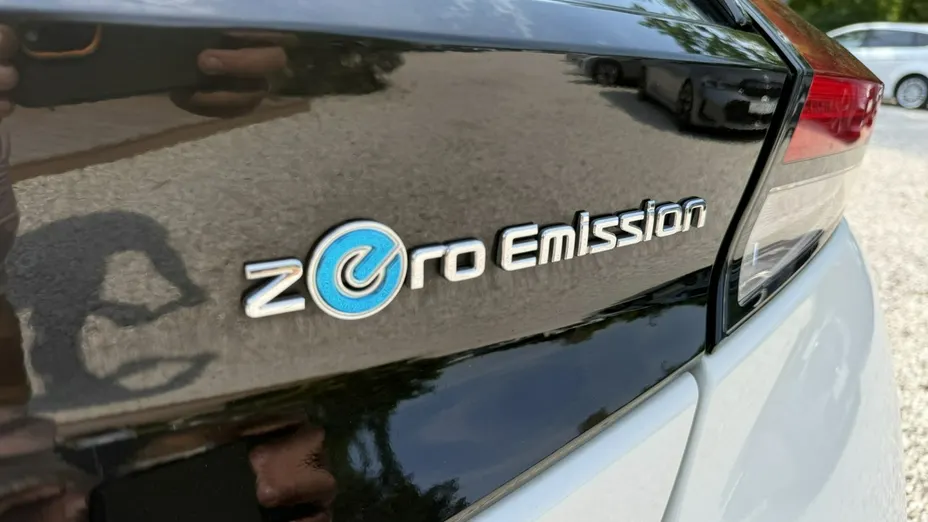 NISSAN Leaf -