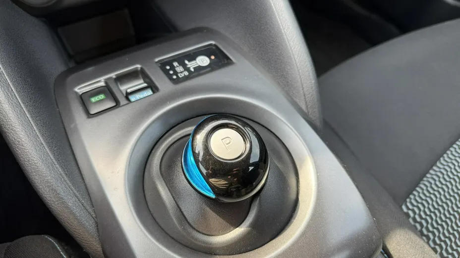 NISSAN Leaf -