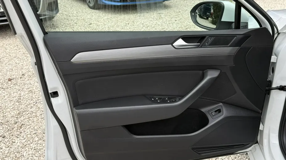 VOLKSWAGEN Passat -