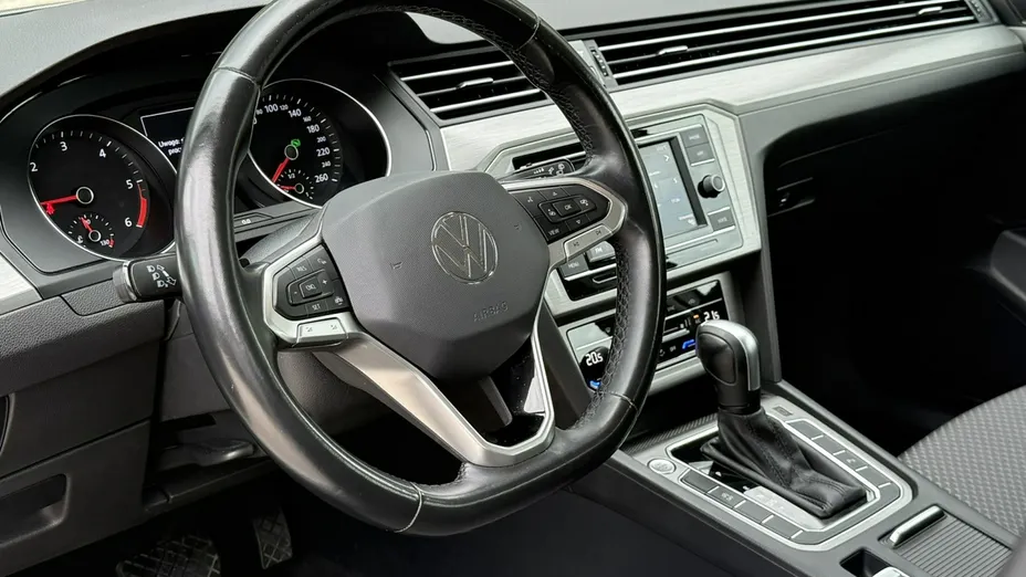 VOLKSWAGEN Passat -