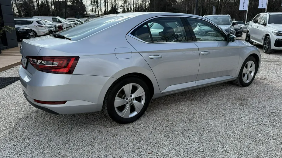 SKODA Superb -