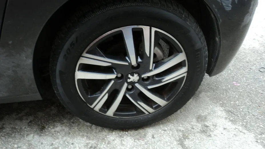 PEUGEOT 208 -