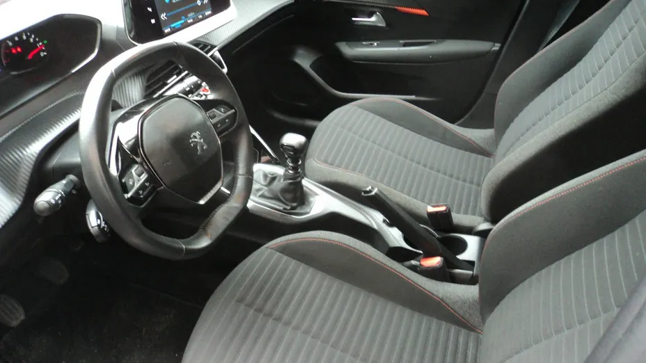 PEUGEOT 208 -