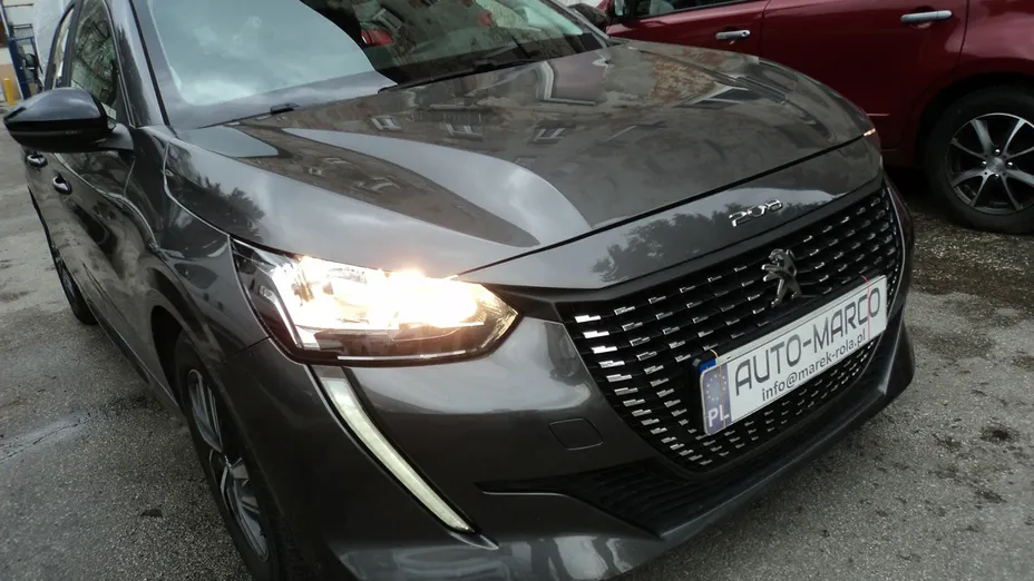 PEUGEOT 208 -