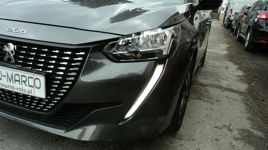 PEUGEOT 208 -
