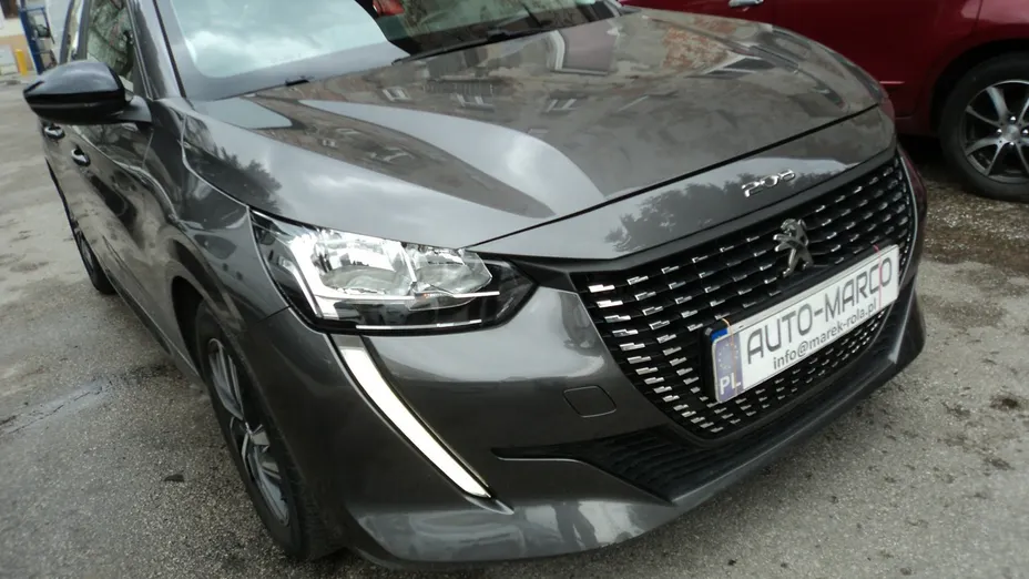 PEUGEOT 208 -