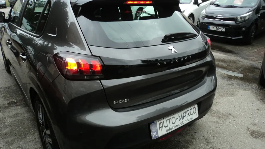 PEUGEOT 208 -