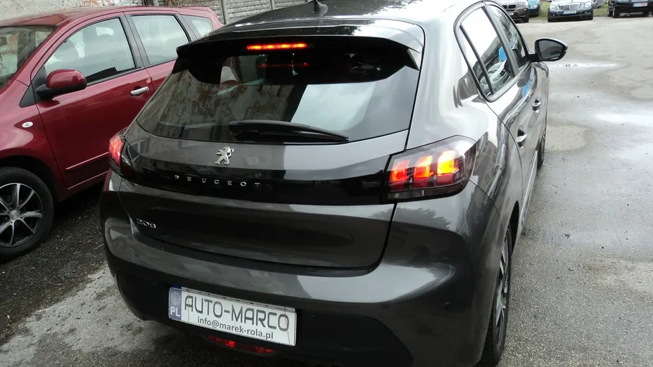 PEUGEOT 208 -