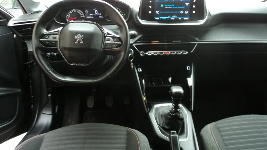 PEUGEOT 208 -