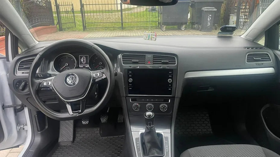 VOLKSWAGEN Golf -